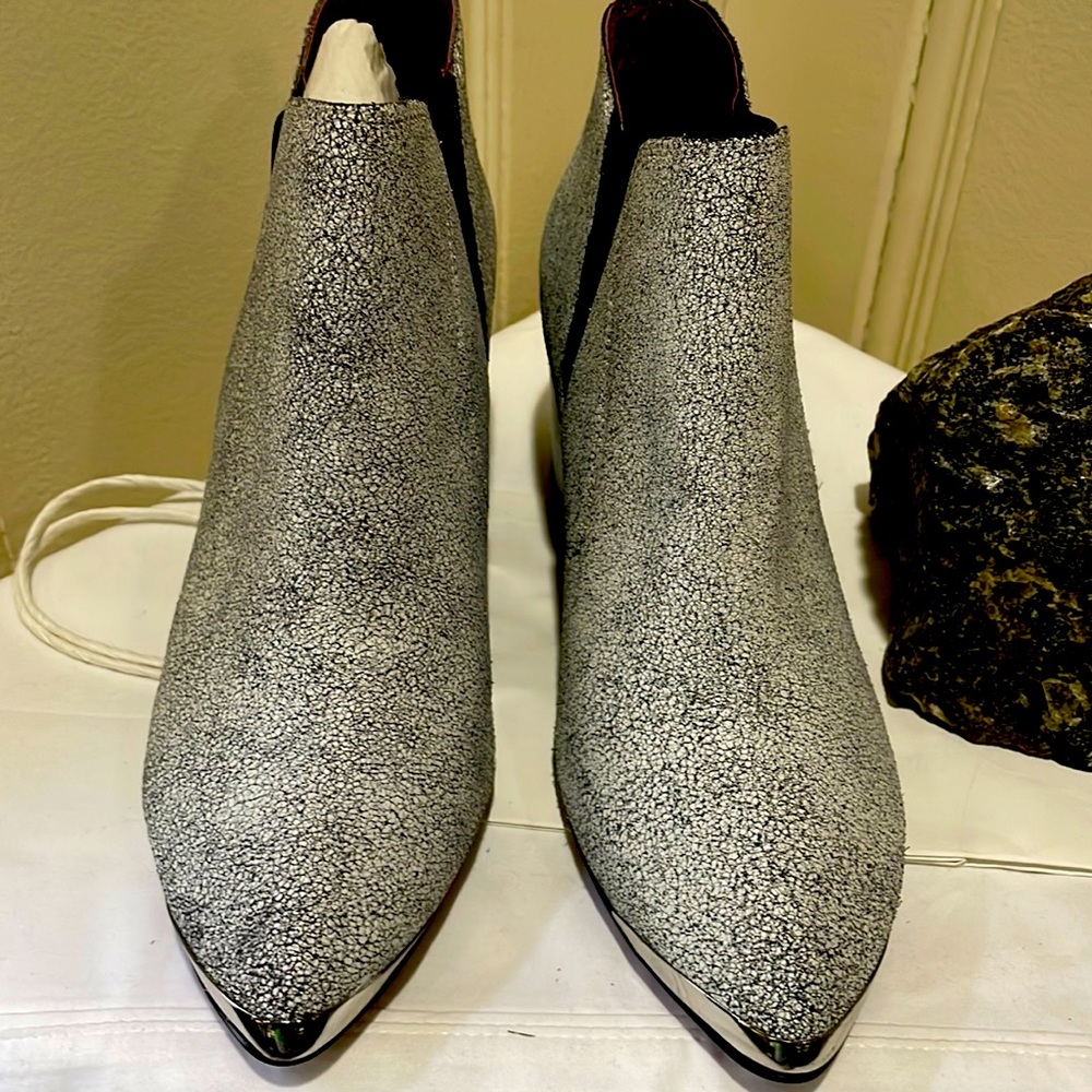 Flash Sale! New never worn Report Signature Booties